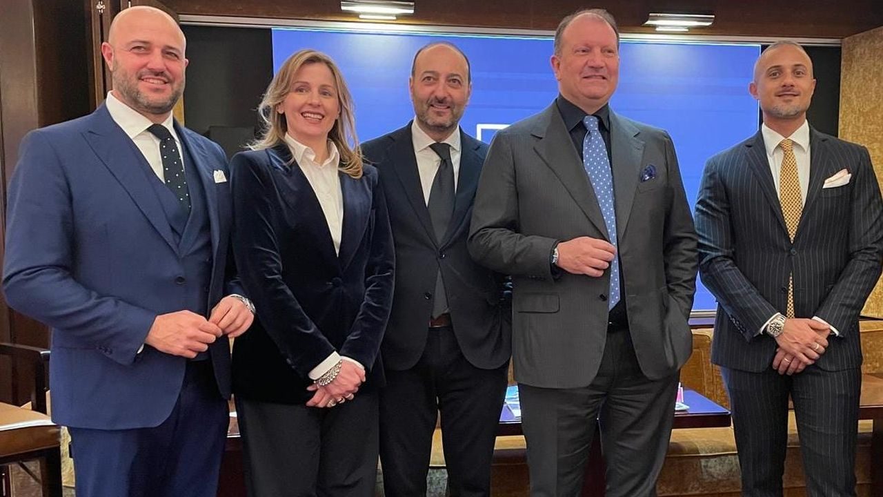Il Management Team di AG Group. Da sinistra a destra: Matteo Moretti, Hotel General Manager, Maria Chiara Picardi Direttrice vendite, marketing e comunicazione, Rocco Moscariello, Direttor Boutique Journey, Andrea Girolami, Presidente, Ceo nonché fondatore del gruppo, e Pietro Moretti, Direttore - AG Hotel Consulting