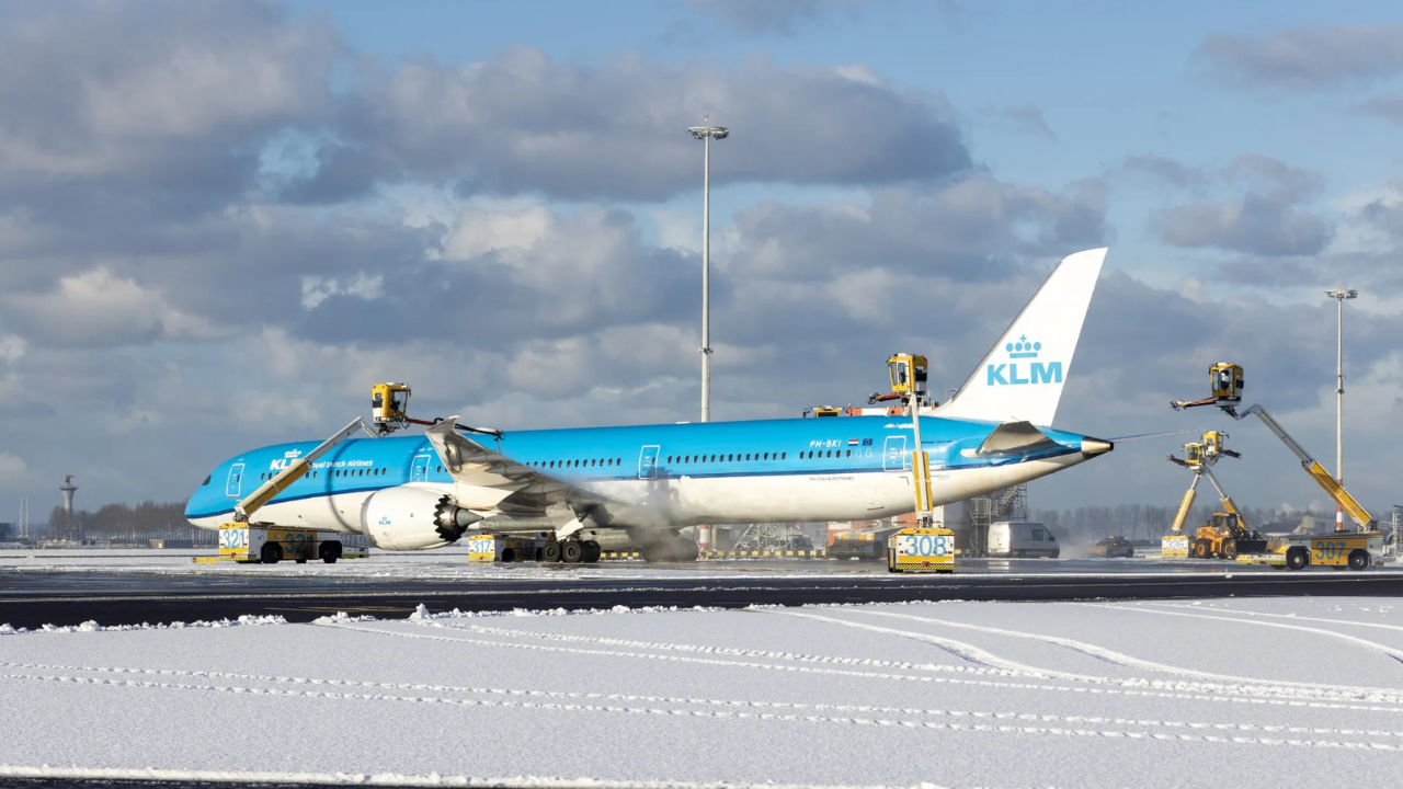 Amsterdam nel caos neve e vento bloccano KLM. Oltre 150 voli cancellati oggi