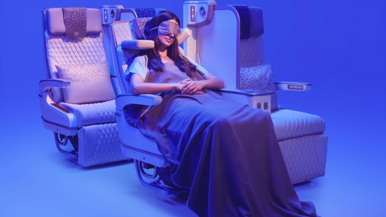 Emirates, la Premium Economy cambia volto arriva il sedile elettrico con privacy a tutta altezza (1)