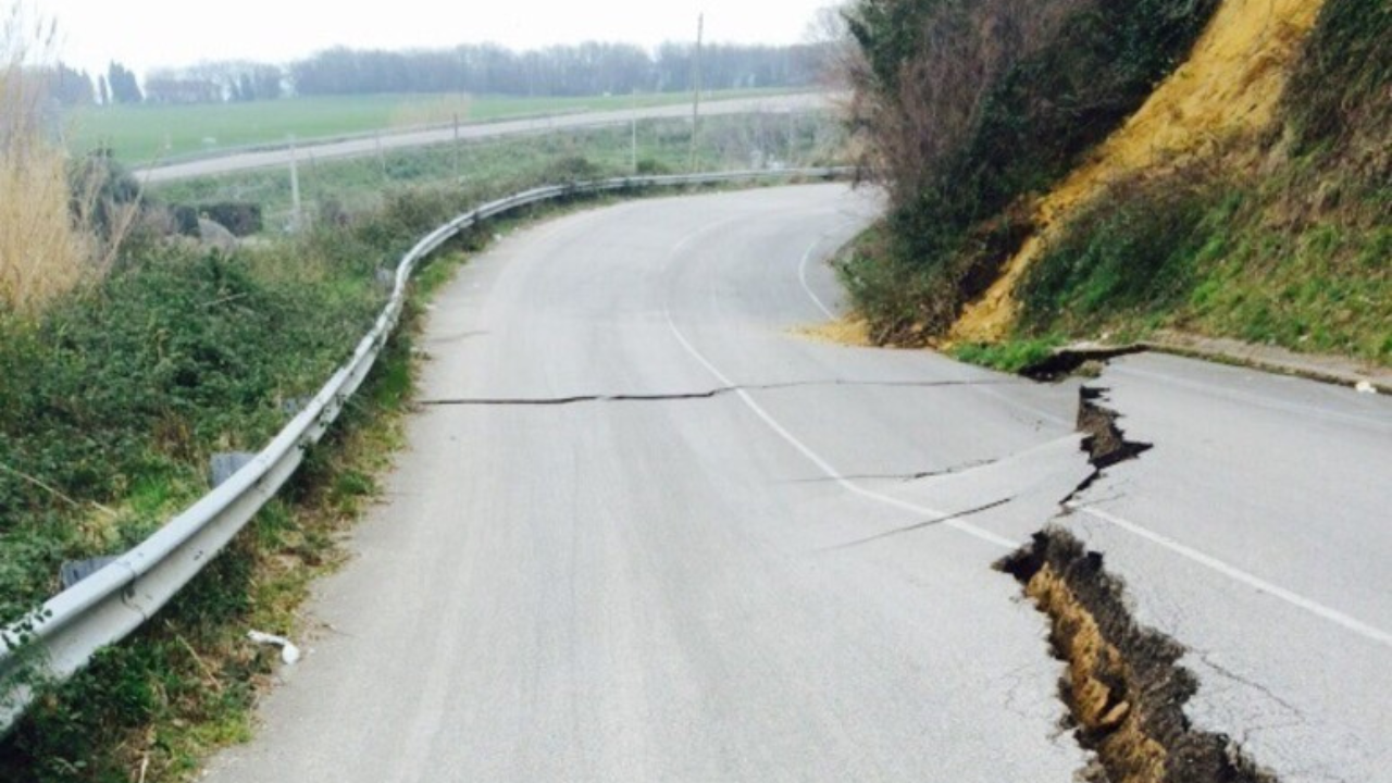 Italia divisa in due si risveglia la frana record di Petacciato. A14 chiusa e treni nel caos