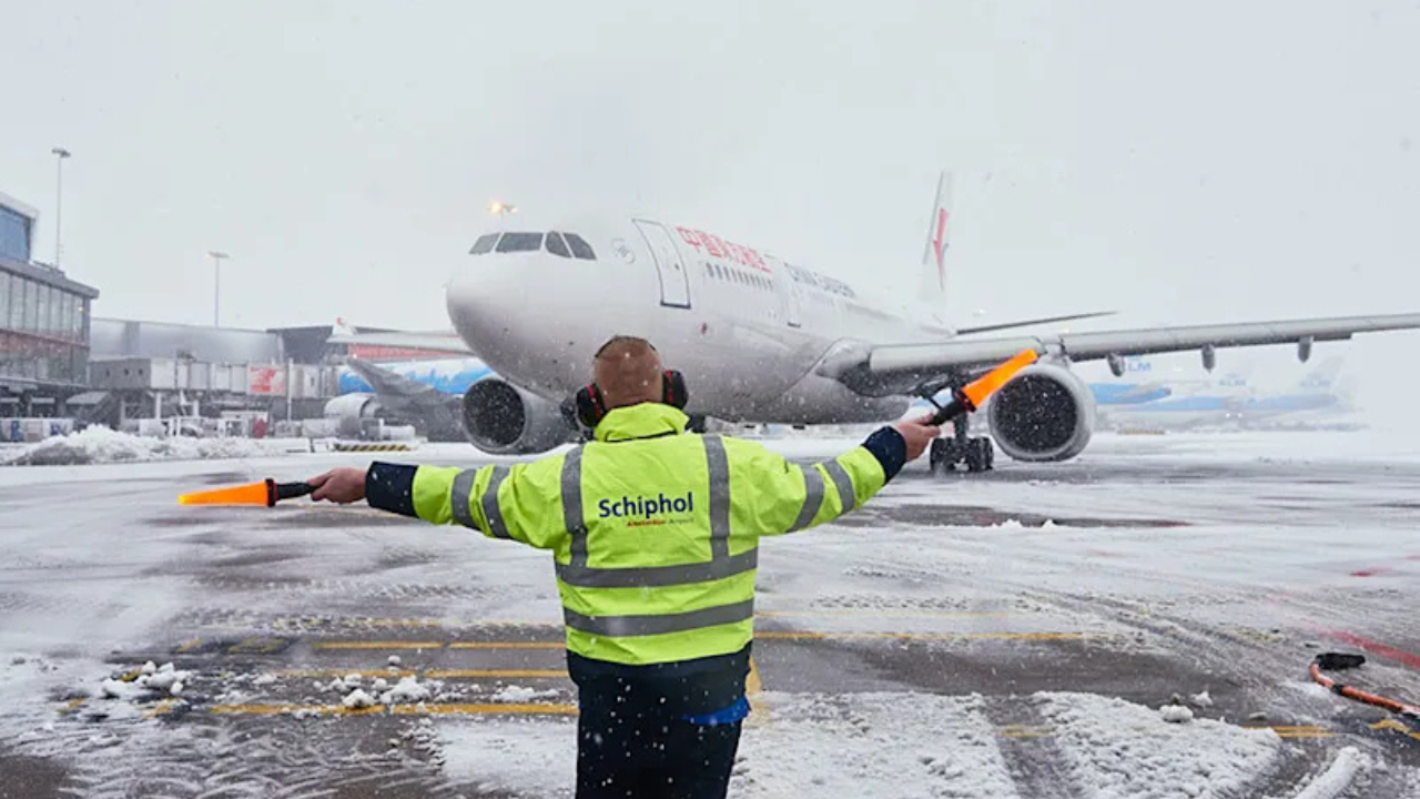 Tempesta L’aeroporto di Amsterdam Schiphol (1)