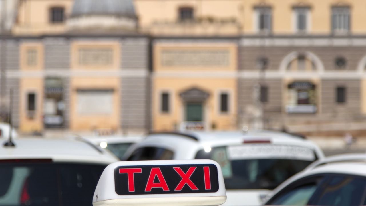protesta taxi roma contro caro carburante