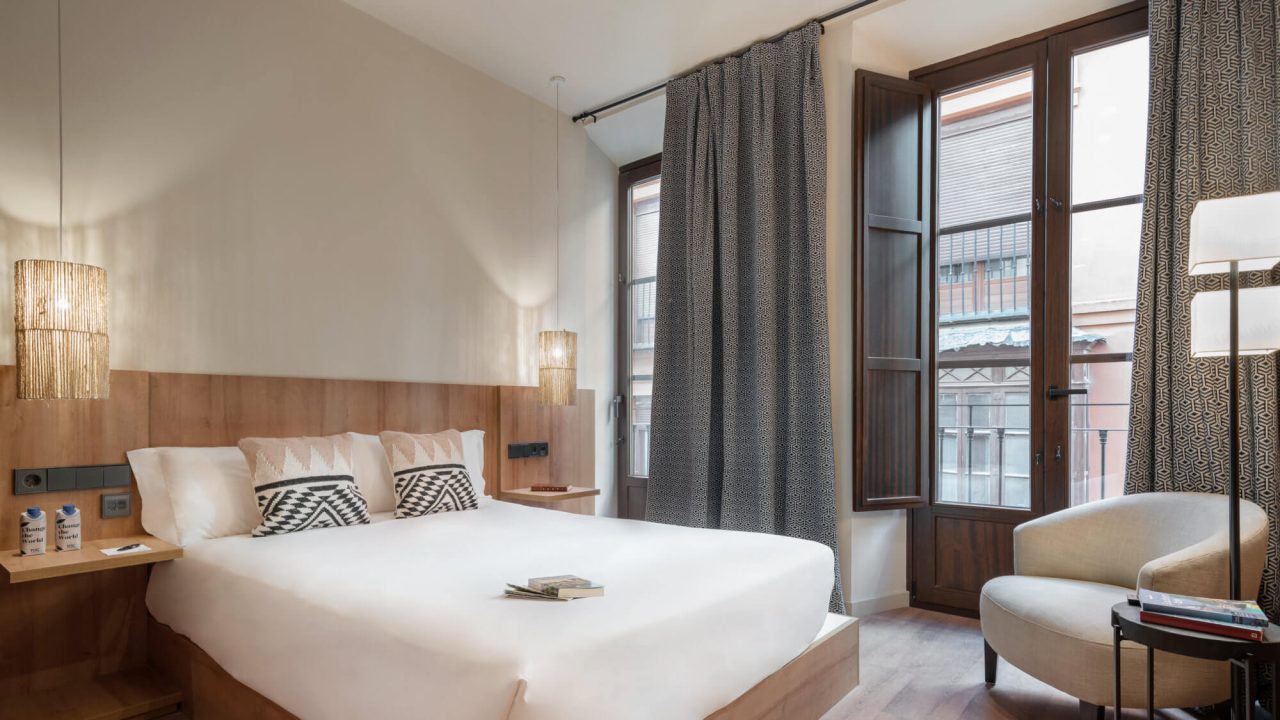 toc-hostel-hotel-room00